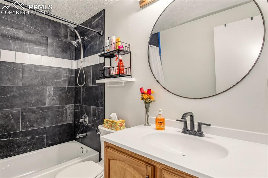 Image 16 of 31: Full bathroom
