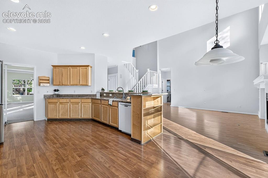 Image 15 of 50: Kitchen