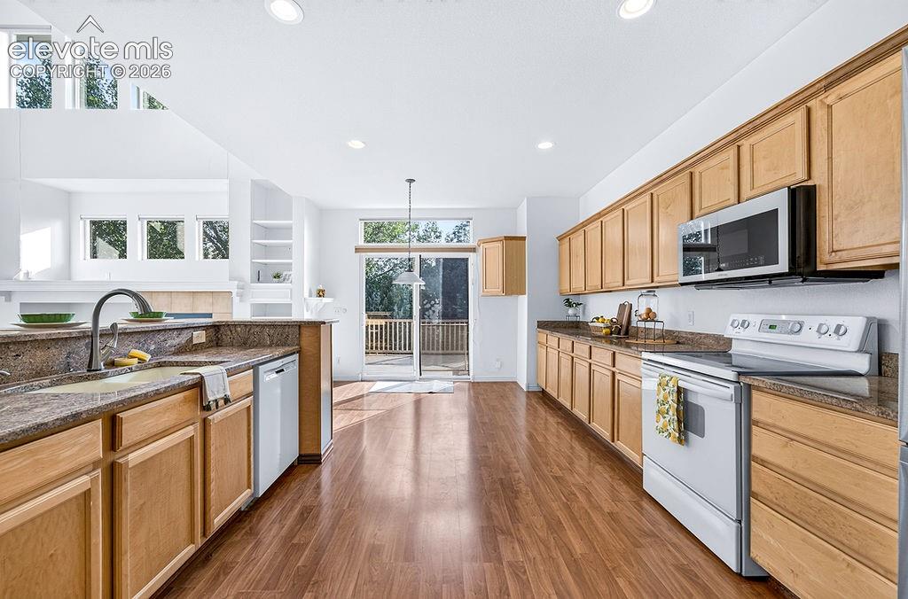 Image 16 of 50: Kitchen