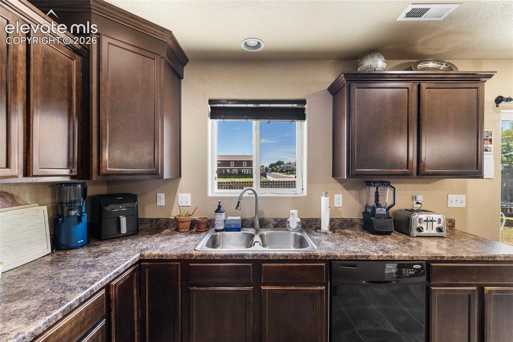 Image 14 of 47: Kitchen