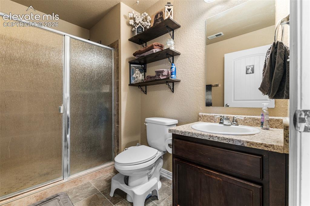 Image 20 of 47: Bathroom