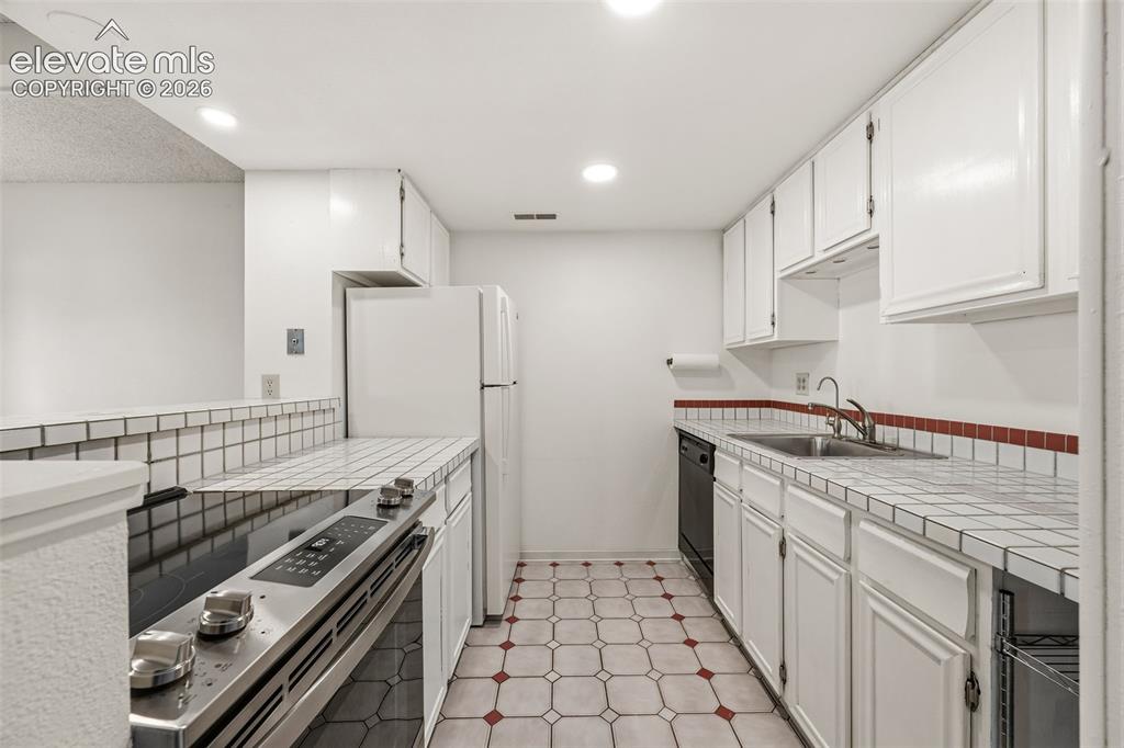Image 14 of 28: Kitchen