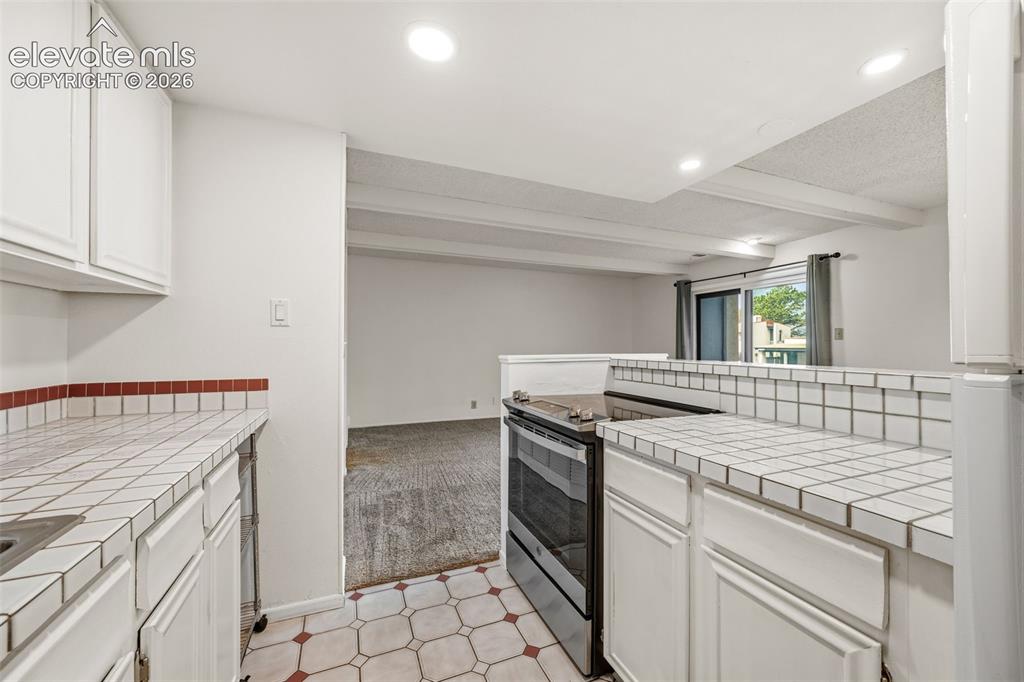 Image 15 of 28: Kitchen