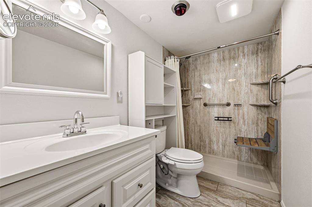 Image 18 of 28: Bathroom