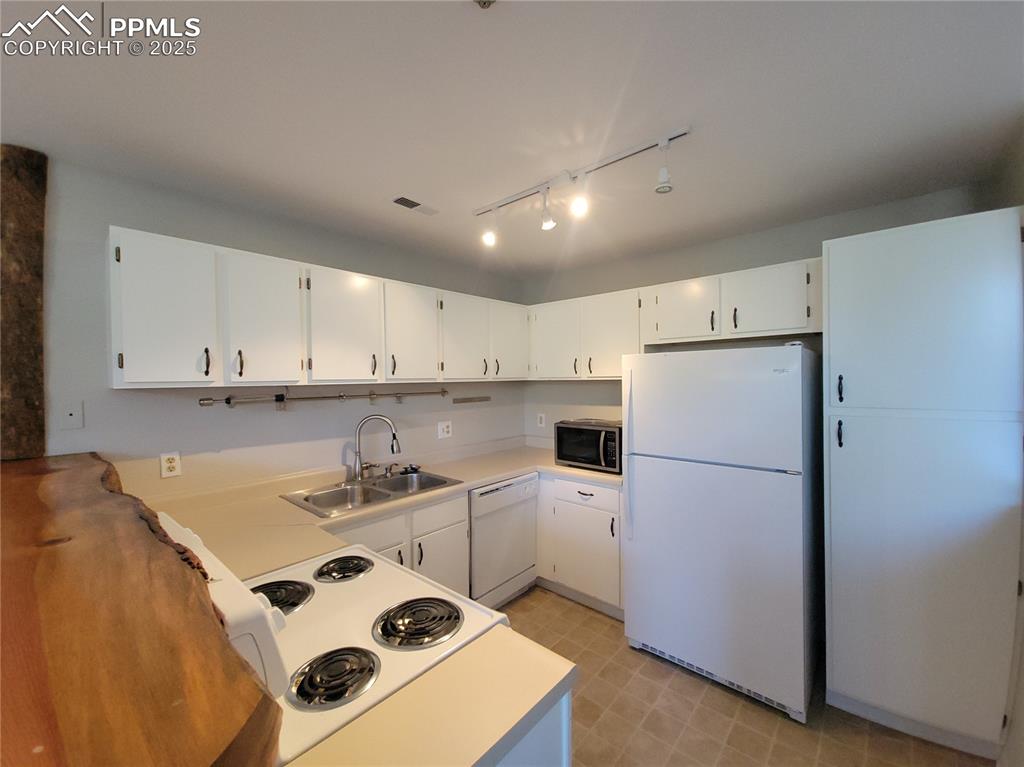 Image 9 of 19: Kitchen