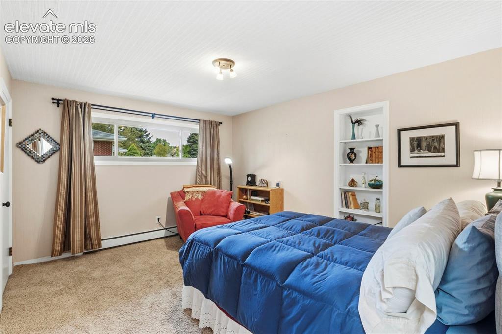 Image 18 of 30: Bedroom