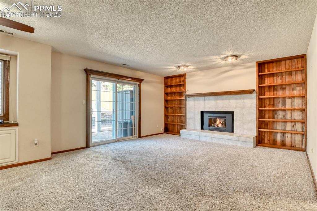 Image 14 of 37: Family Room