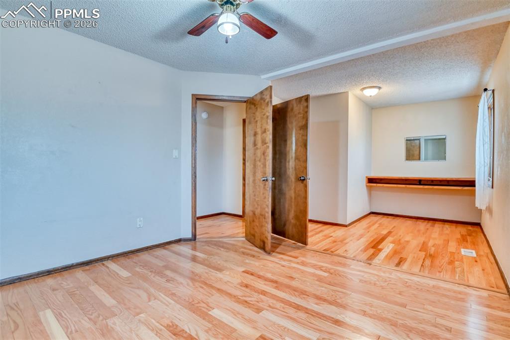 Image 22 of 37: Bedroom