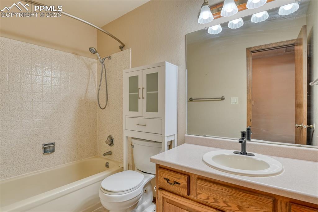 Image 25 of 37: Bathroom