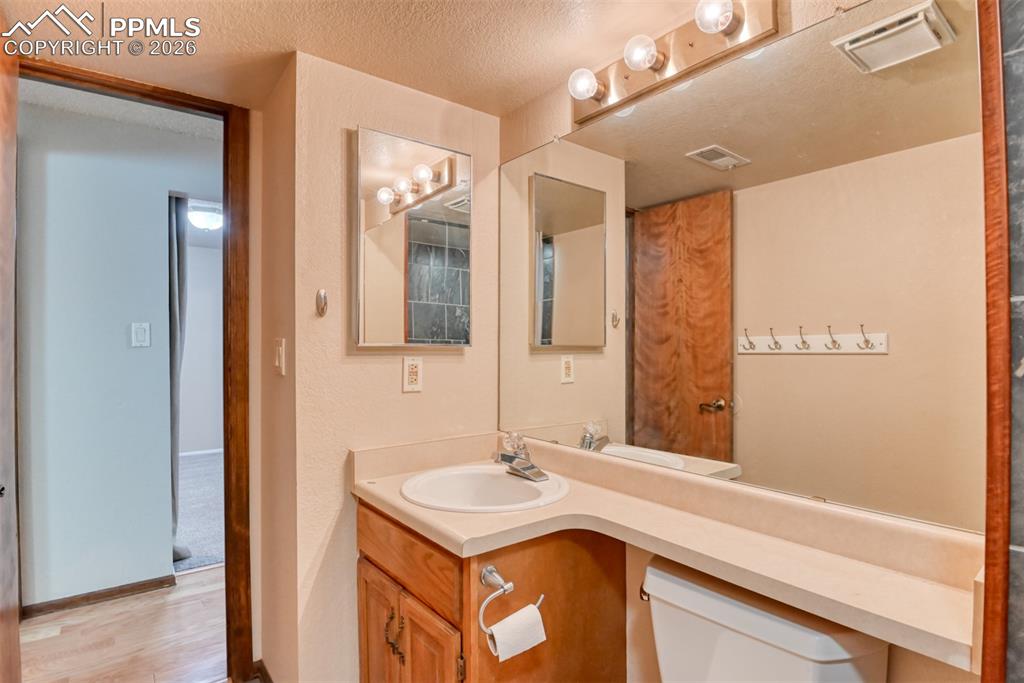 Image 29 of 37: Bathroom