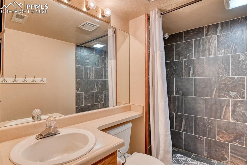 Image 30 of 37: Bathroom