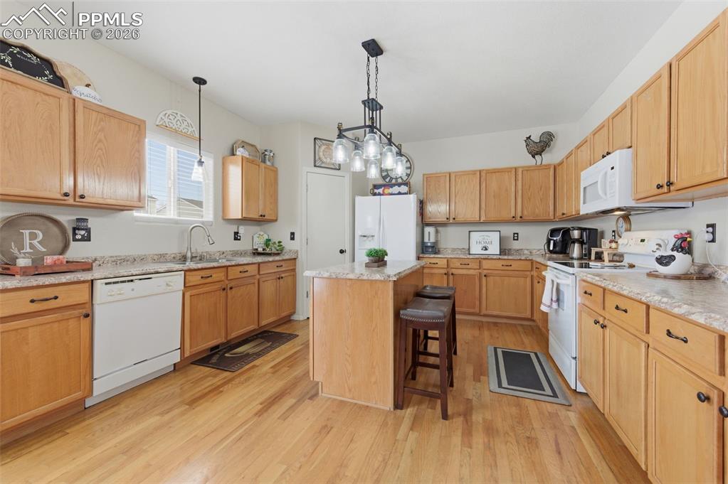 Image 10 of 35: Kitchen