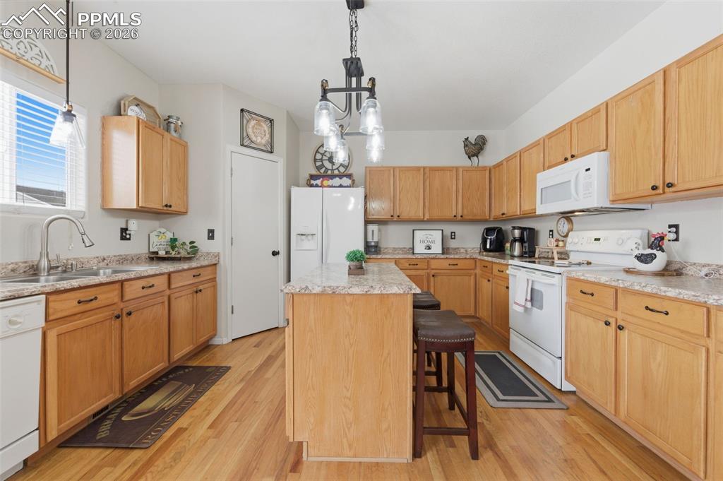 Image 11 of 35: Kitchen