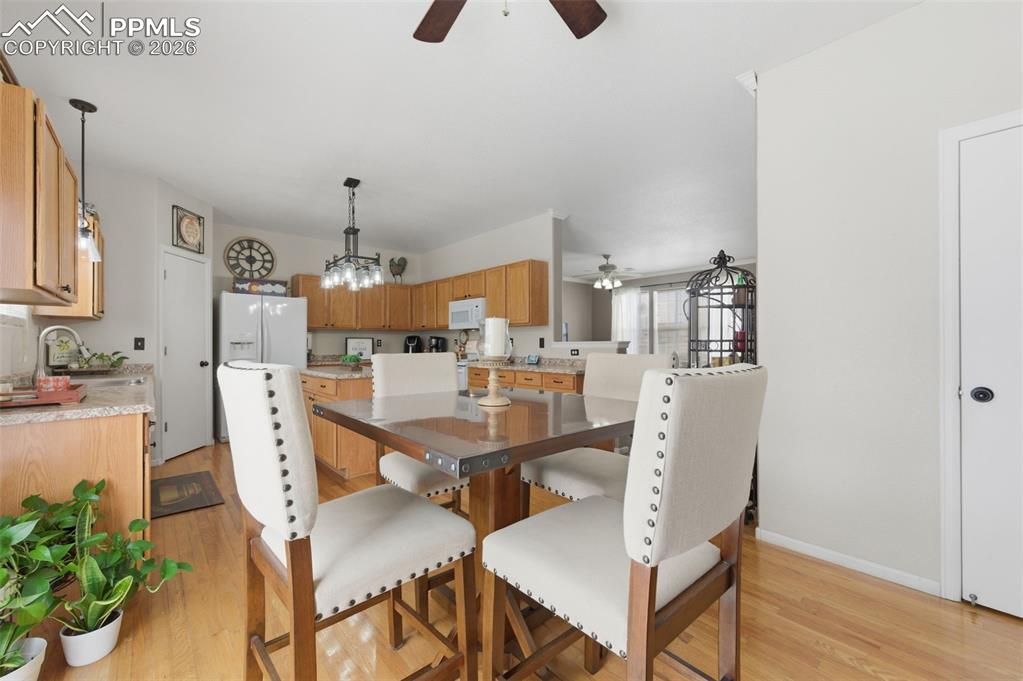 Image 16 of 35: Dining Area