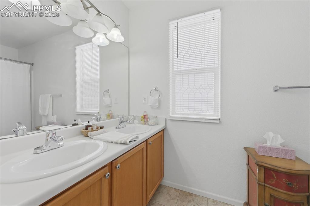 Image 21 of 35: Bathroom