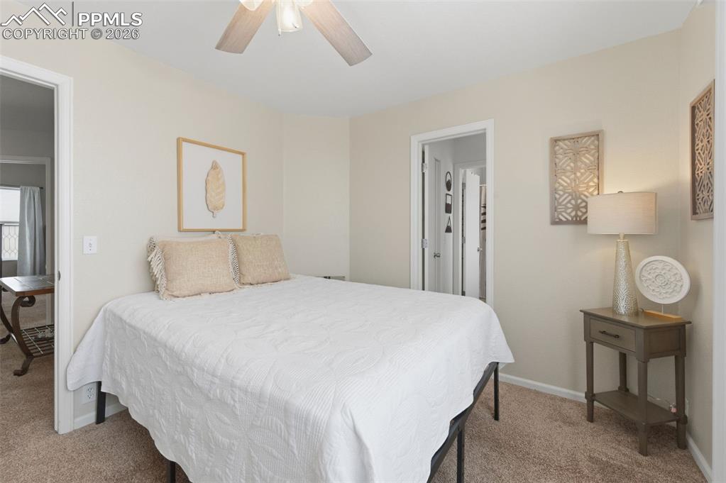 Image 25 of 35: Bedroom