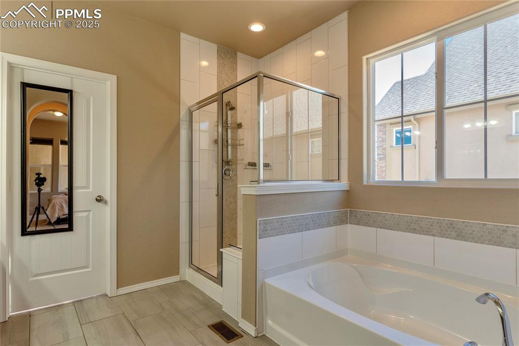 Image 15 of 30: Bathroom