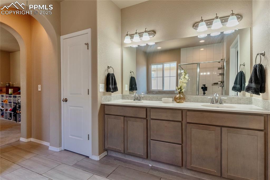 Image 16 of 30: Bathroom