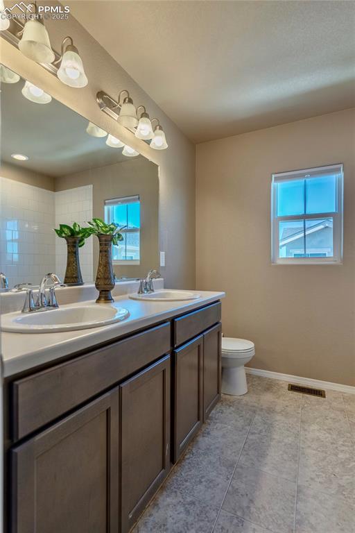 Image 18 of 30: Bathroom