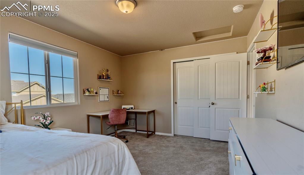 Image 20 of 30: Bedroom