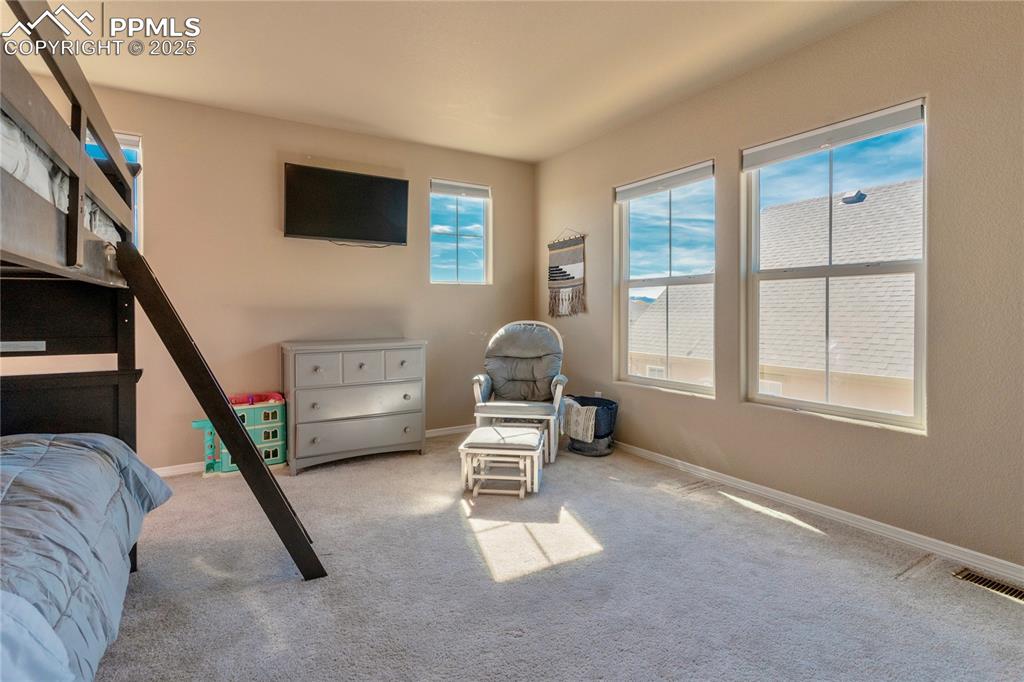 Image 25 of 30: Bedroom