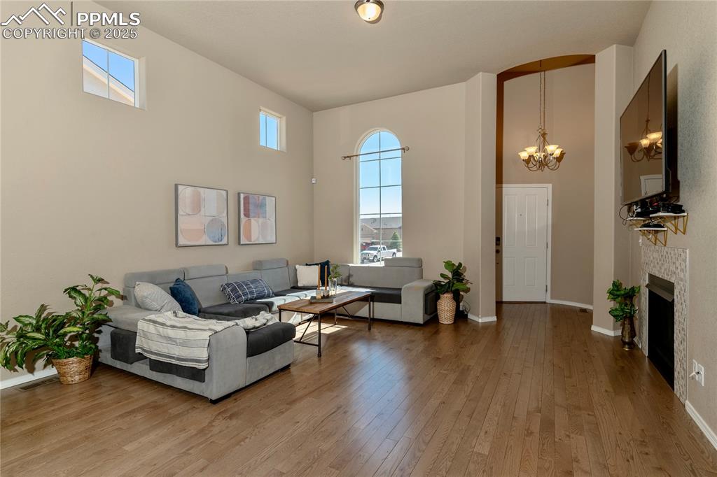 Image 5 of 30: Living Room