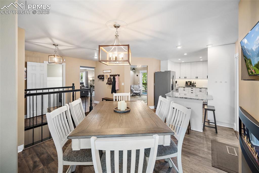 Image 12 of 50: Dining Area