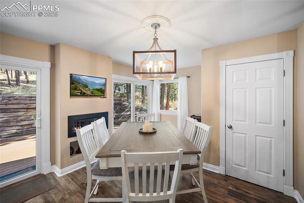 Image 13 of 50: Dining Area