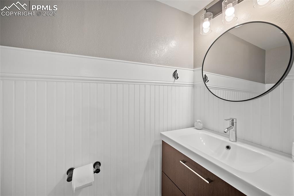 Image 16 of 50: Bathroom