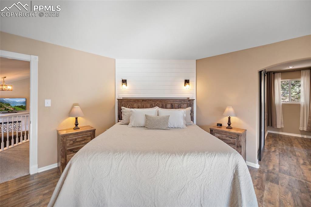 Image 20 of 50: Bedroom