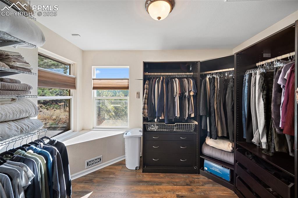 Image 22 of 50: Closet