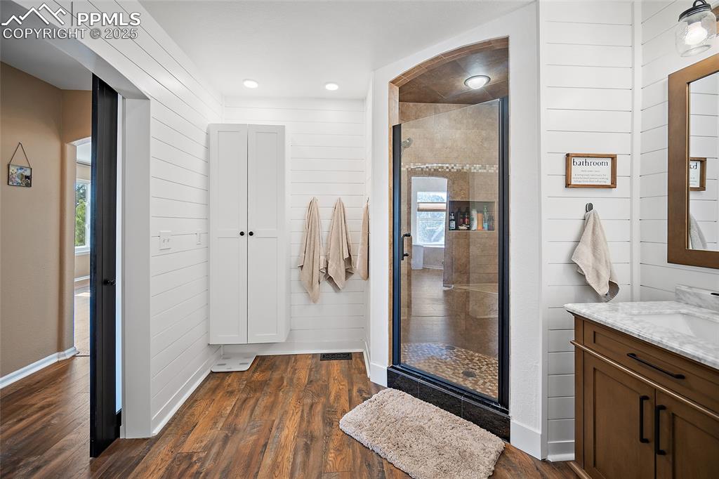 Image 23 of 50: Bathroom