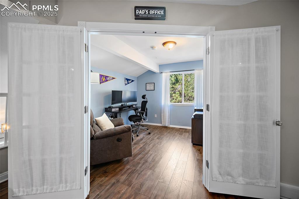 Image 29 of 50: Office