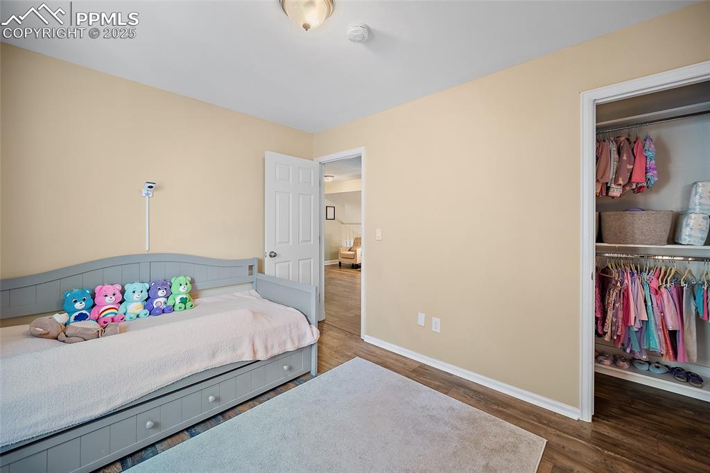 Image 32 of 50: Bedroom