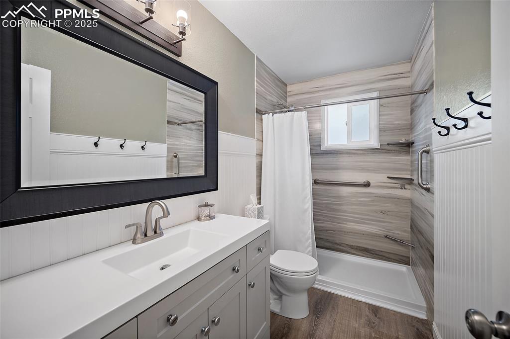 Image 33 of 50: Bathroom