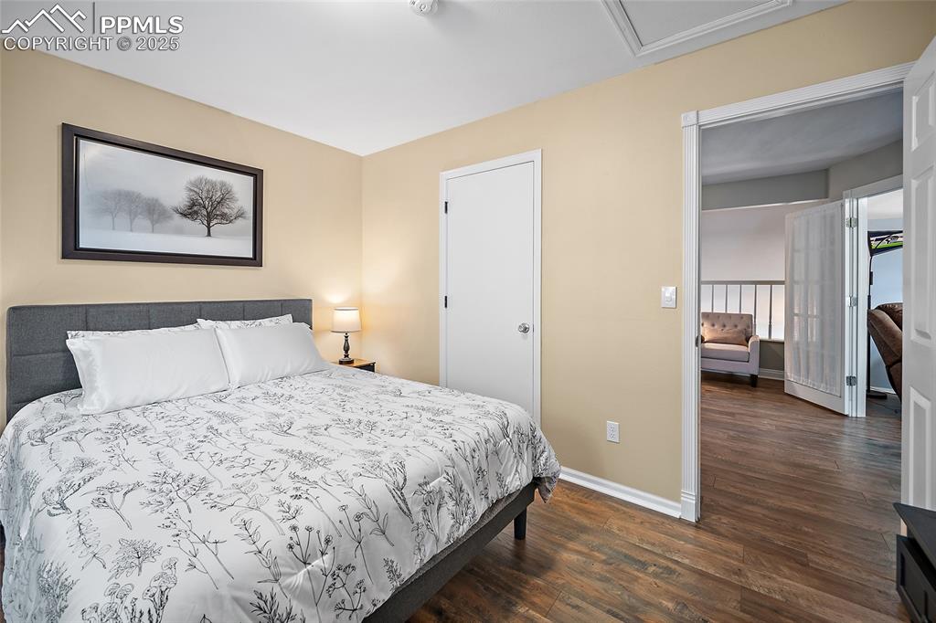 Image 34 of 50: Bedroom