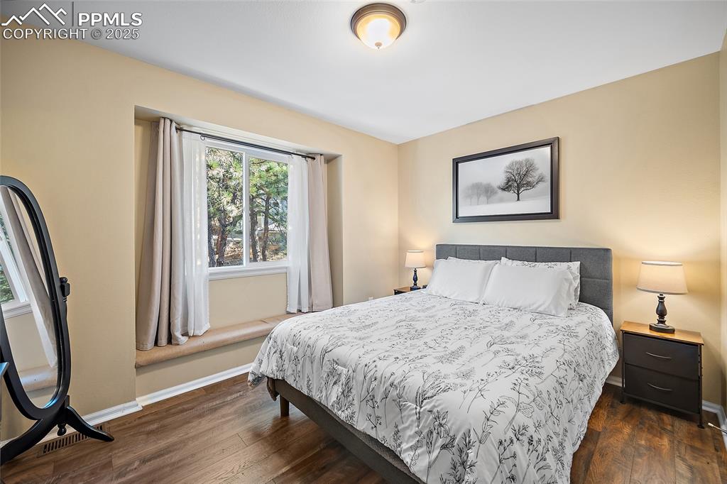 Image 35 of 50: Bedroom