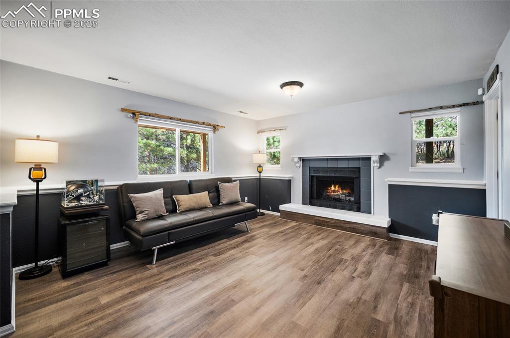 Image 36 of 50: Living Room