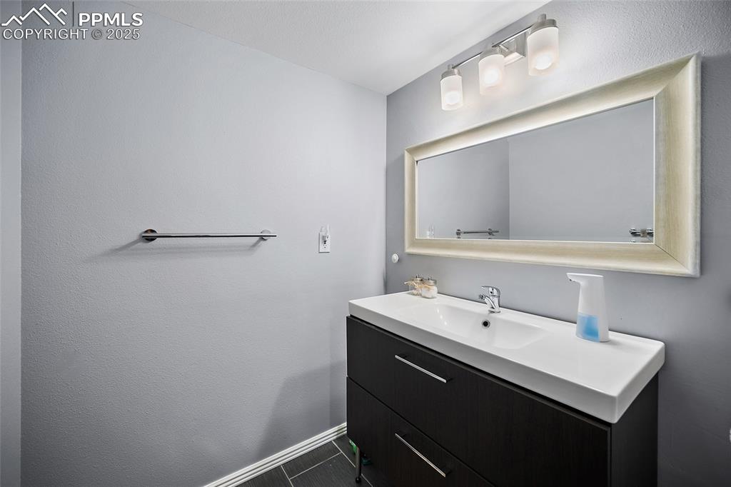 Image 39 of 50: Bathroom