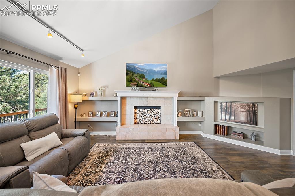 Image 4 of 50: Living Room