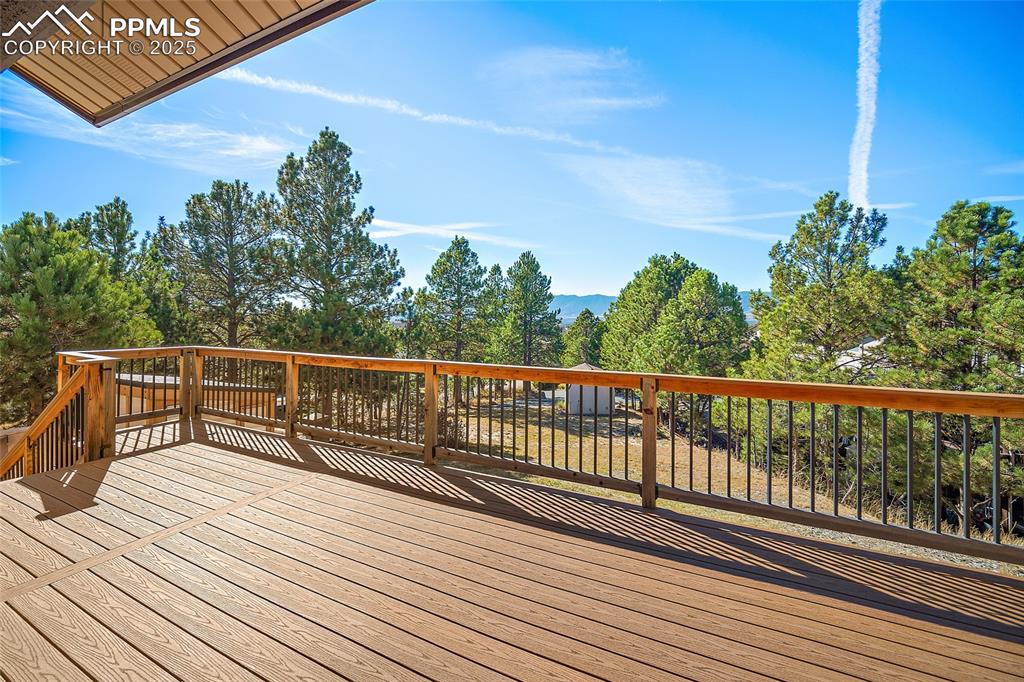 Image 41 of 50: Deck