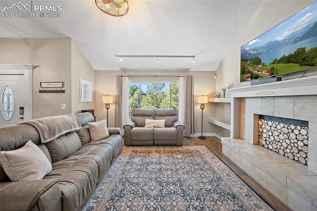 Image 5 of 50: Living Room