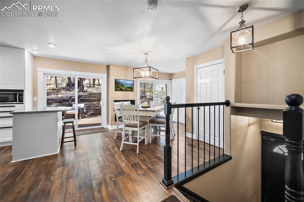 Image 7 of 50: Dining Area