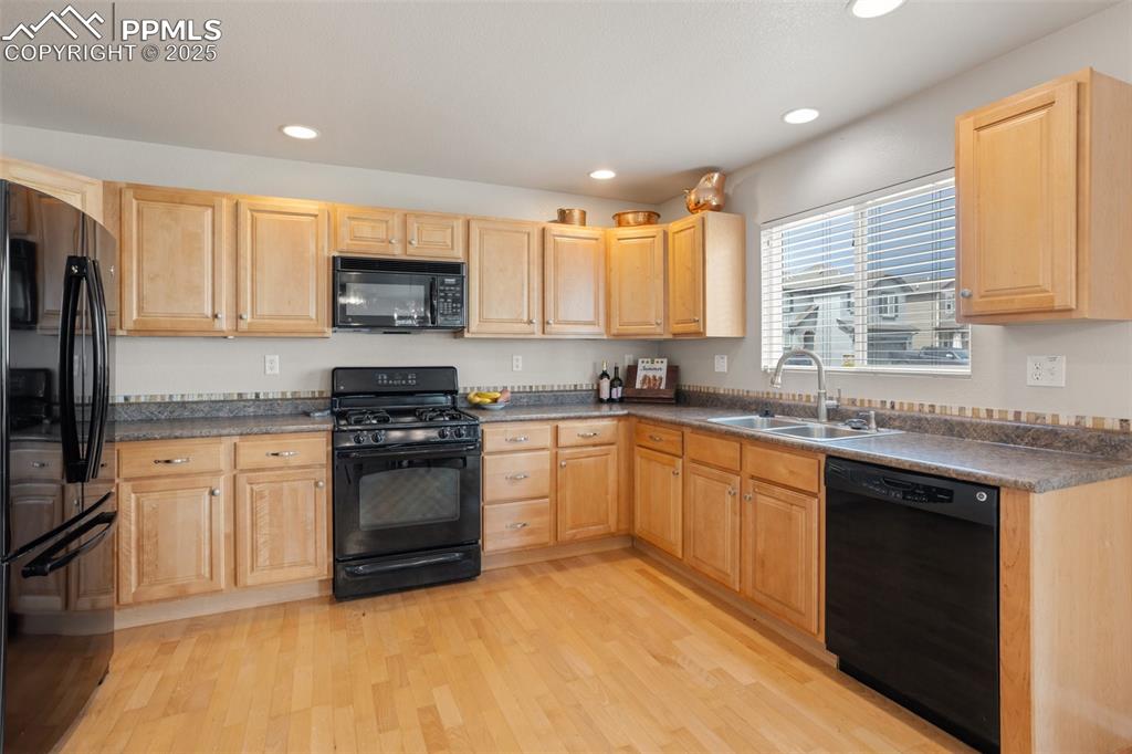 Image 7 of 26: Kitchen