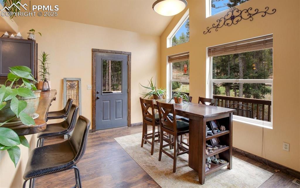 Image 10 of 25: Dining Area