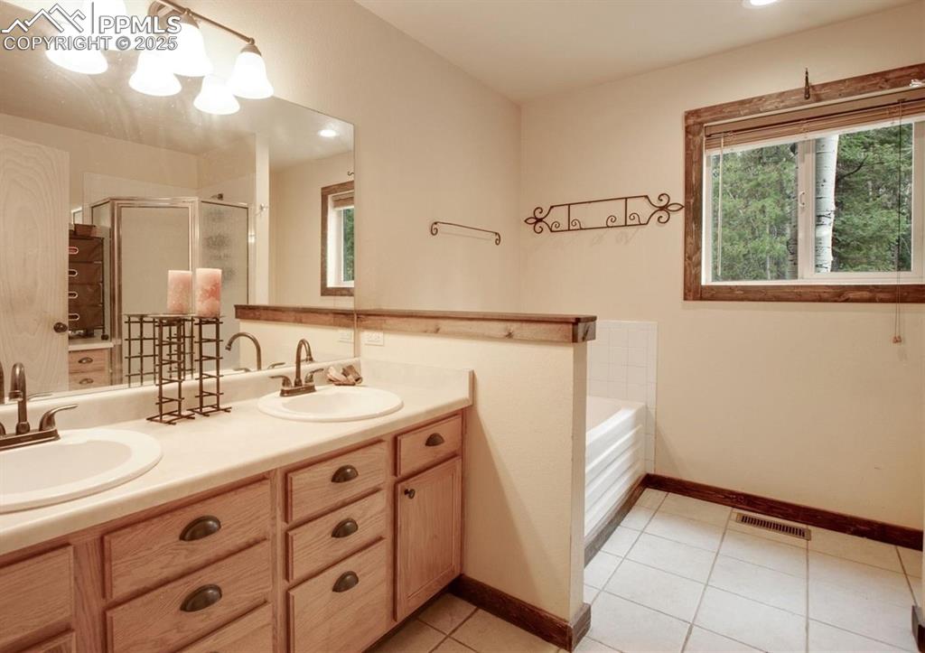 Image 15 of 25: Bathroom