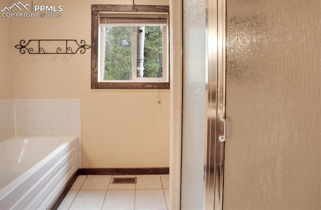 Image 16 of 25: Bathroom