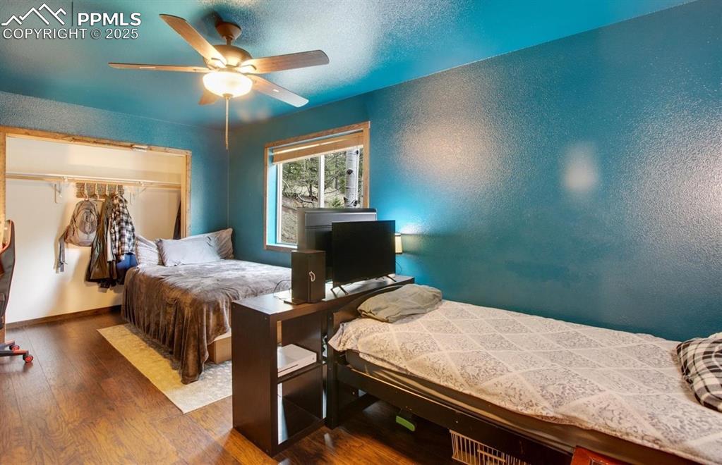 Image 18 of 25: Bedroom