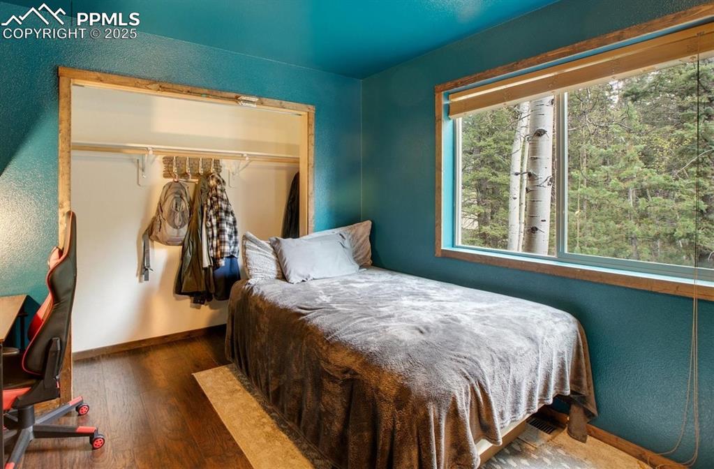 Image 19 of 25: Bedroom