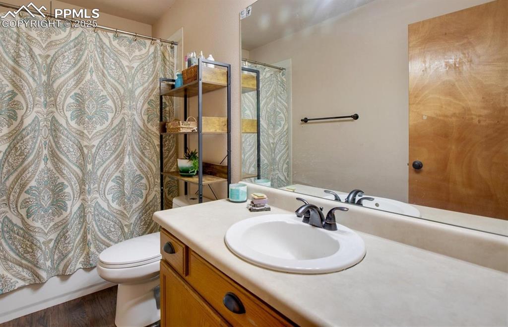 Image 20 of 25: Bathroom